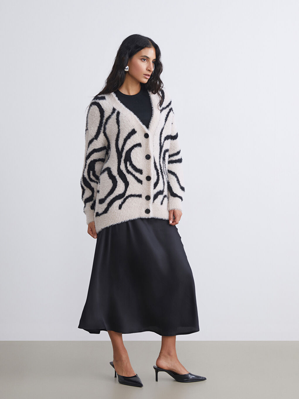 Ženski trikotažni kardigan sa v izrezom i dezenom dugih rukava-1