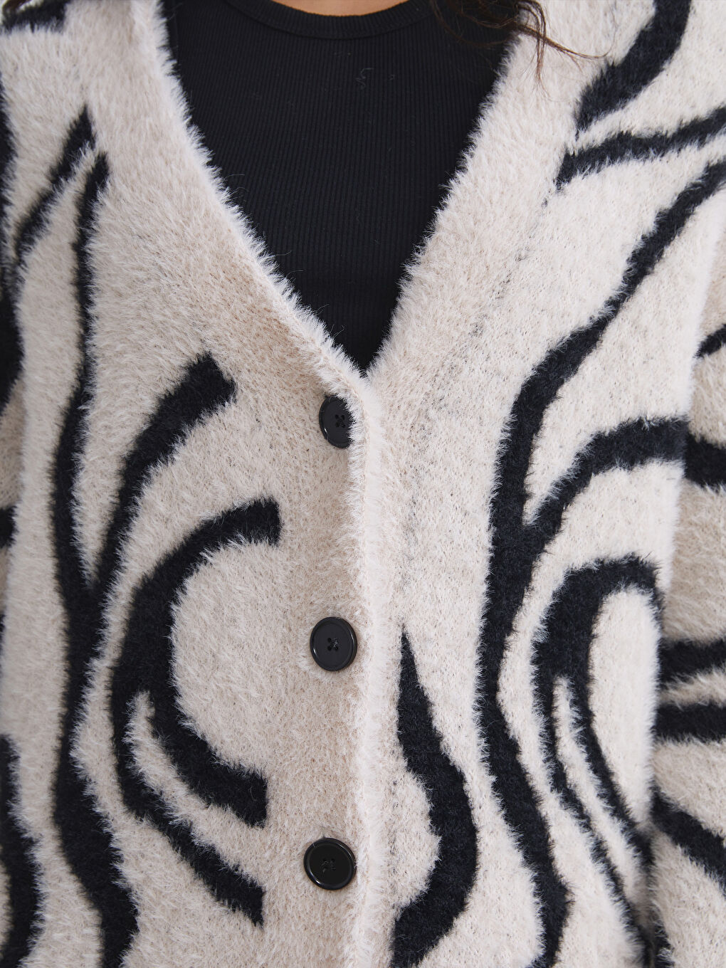 Ženski trikotažni kardigan sa v izrezom i dezenom dugih rukava-2