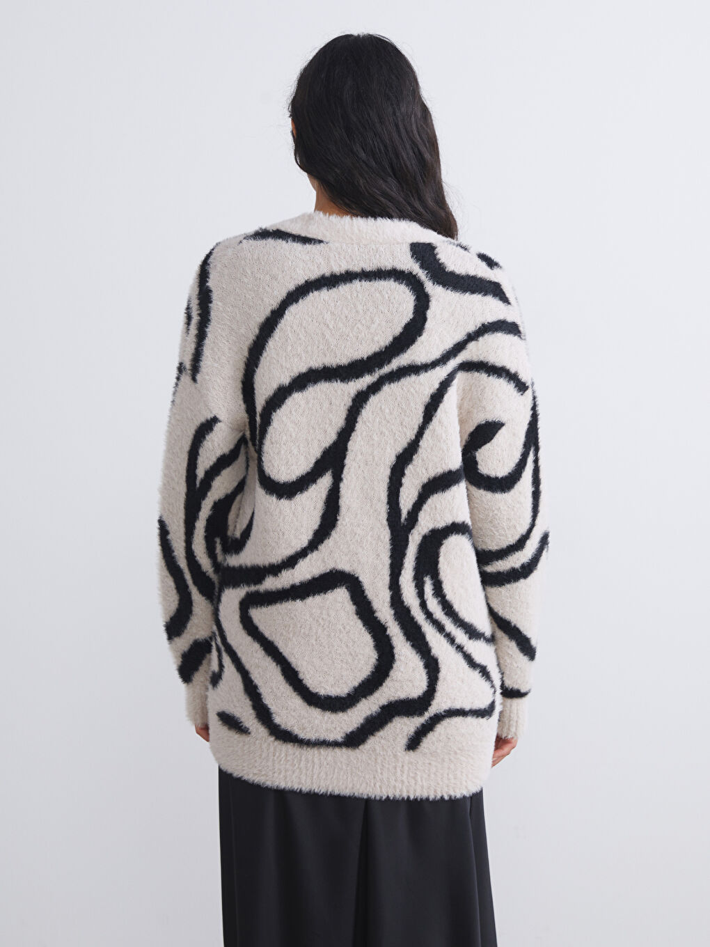 Ženski trikotažni kardigan sa v izrezom i dezenom dugih rukava-3