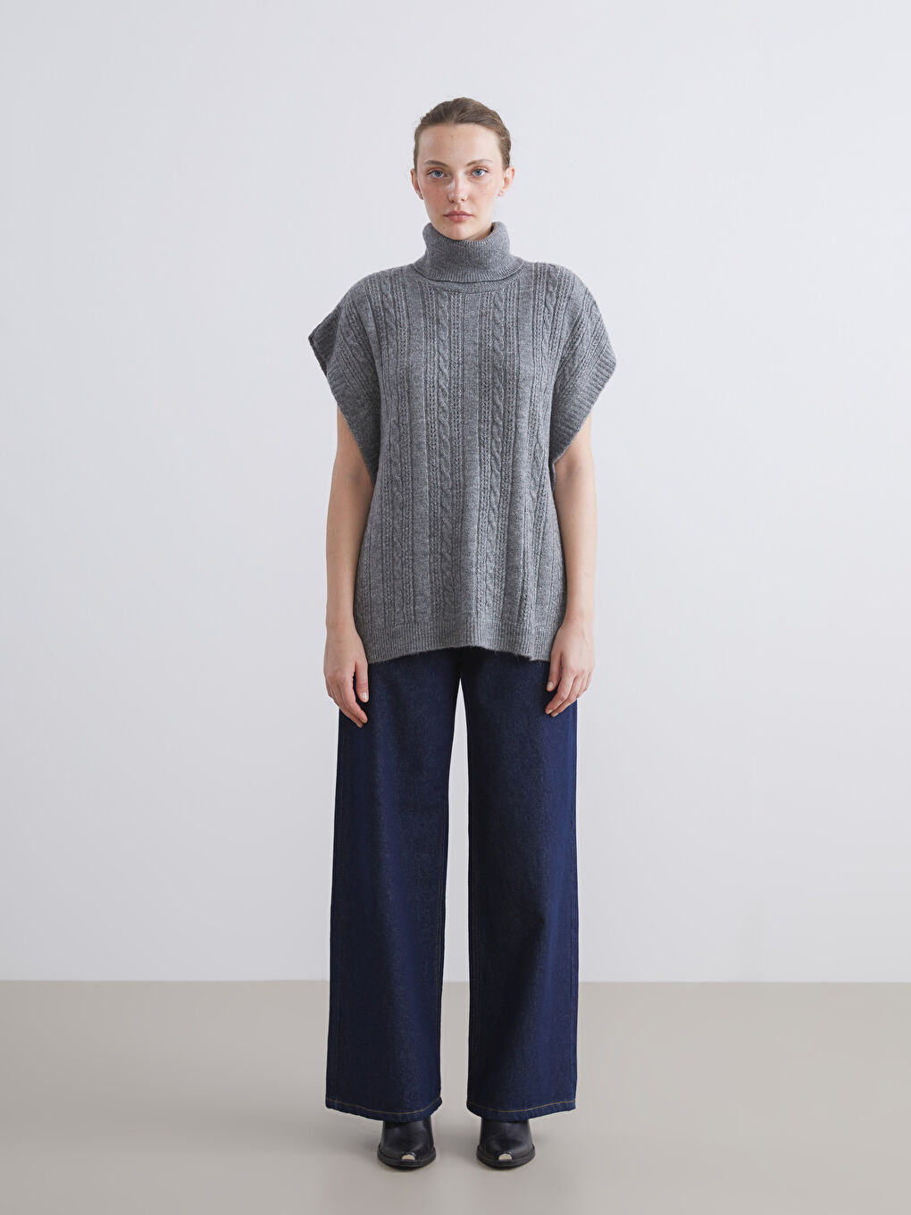 كنزة تريكو نسائية بياقة عالية مخرمة-1