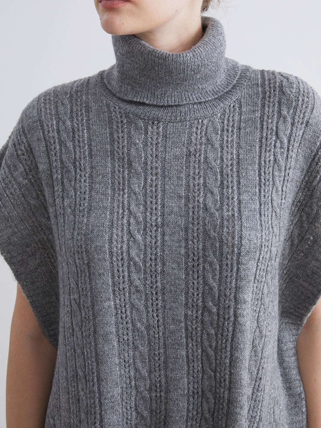 كنزة تريكو نسائية بياقة عالية مخرمة-2