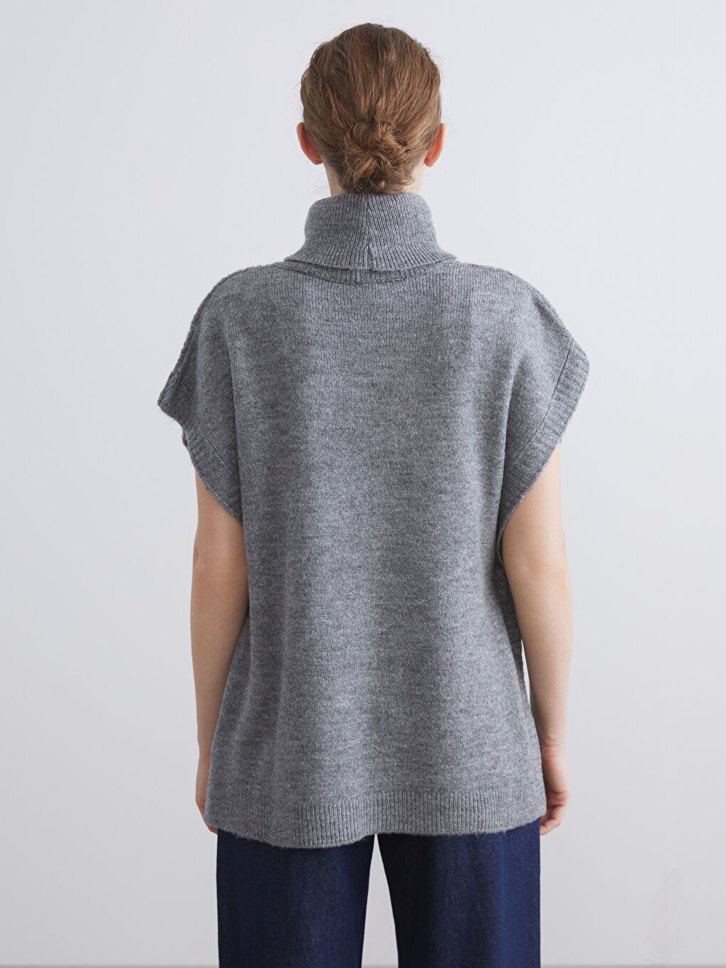 كنزة تريكو نسائية بياقة عالية مخرمة-3