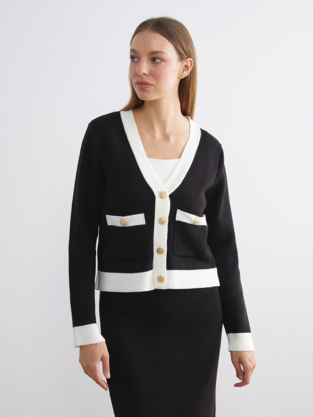 كارديجان تريكو نسائي بفتحة رقبة على شكل حرف V