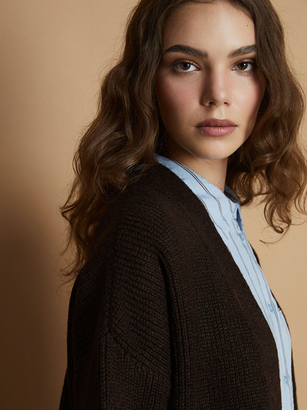 Kahverengi Şal Yaka Oversize Kadın Triko Hırka-2