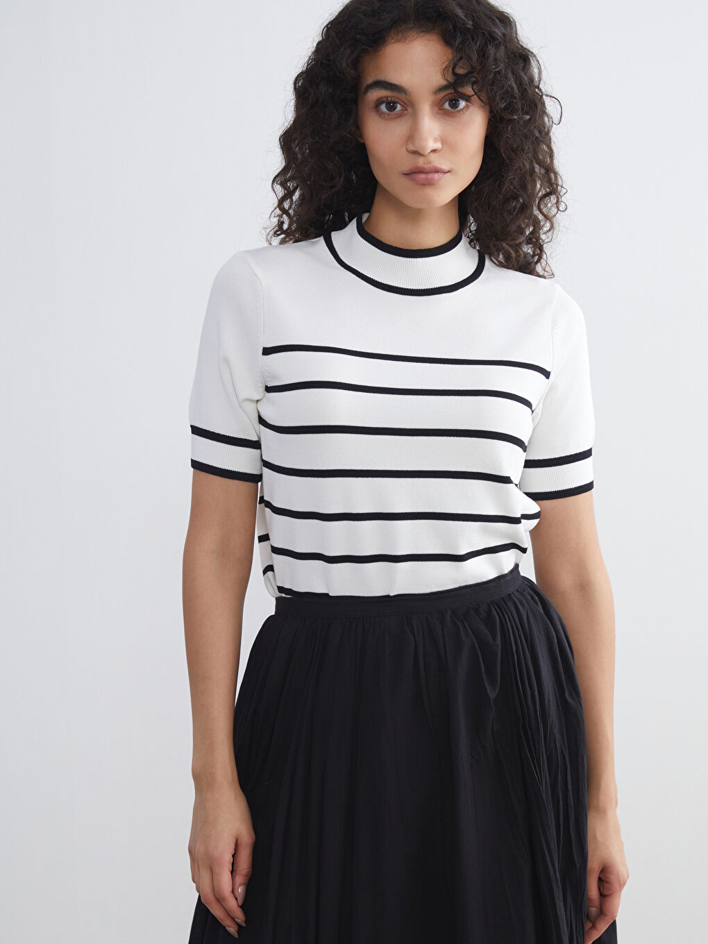 Siyah Dik Yaka Çizgili Kadın Triko Kazak