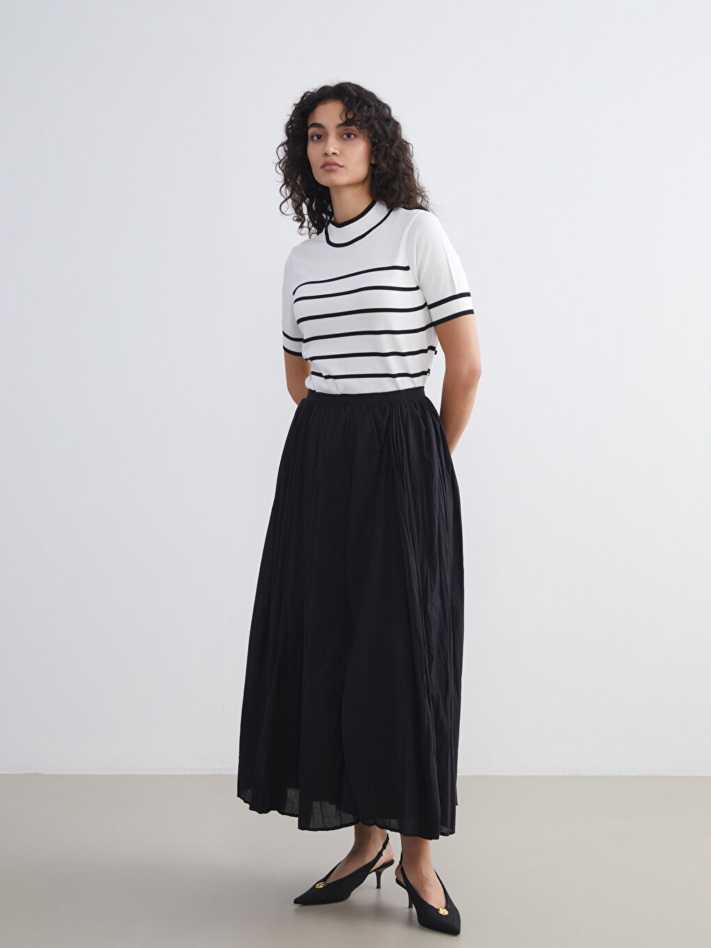 Siyah Dik Yaka Çizgili Kadın Triko Kazak-1