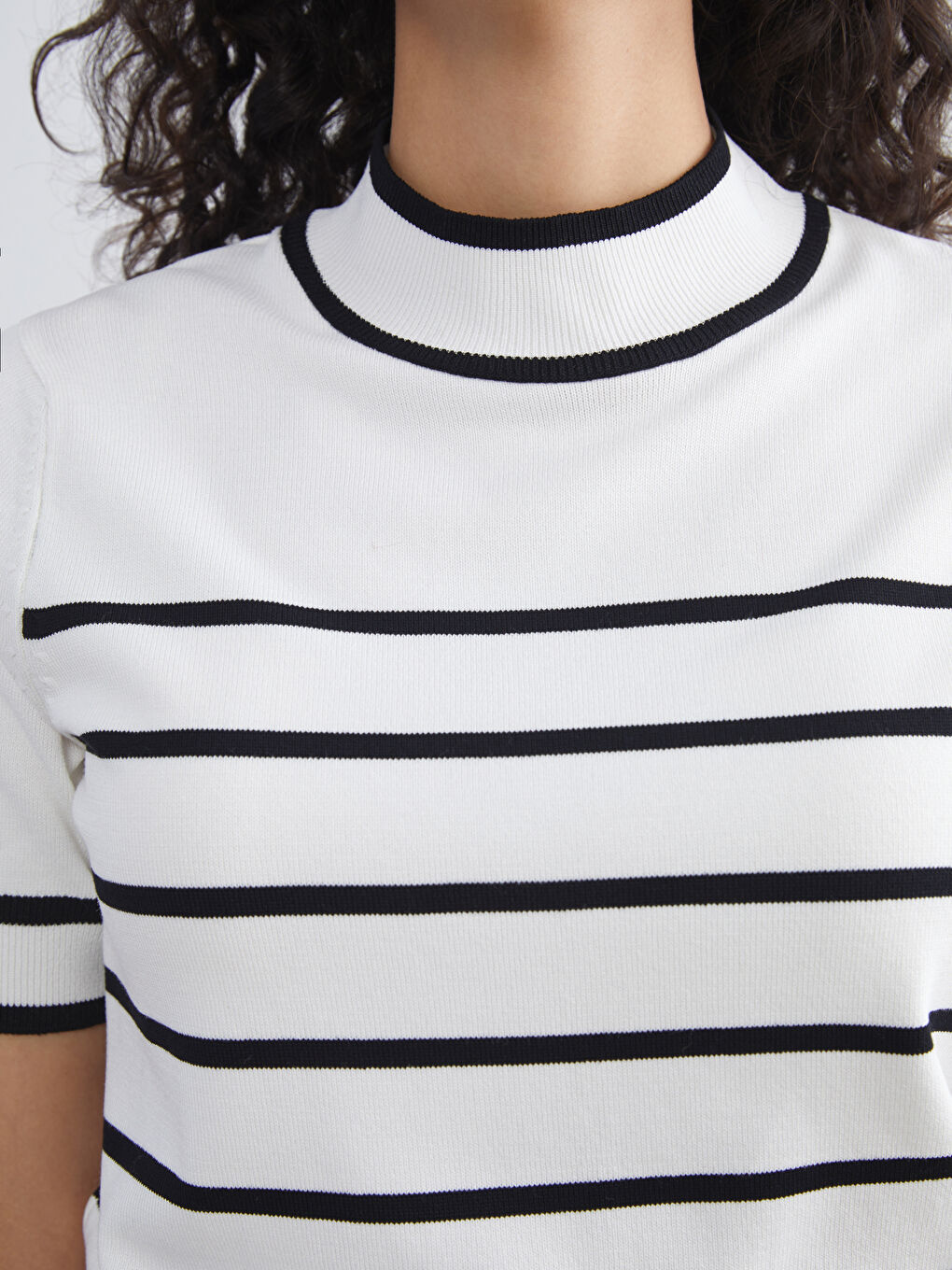 Siyah Dik Yaka Çizgili Kadın Triko Kazak-2