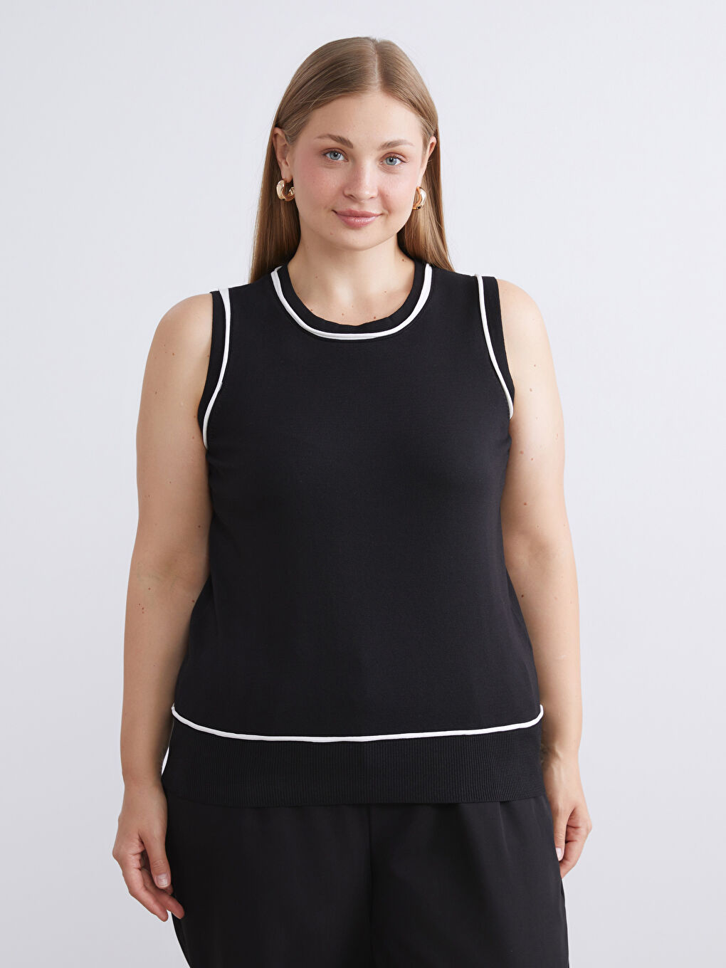 Siyah Bisiklet Yaka Kadın Triko Atlet-1