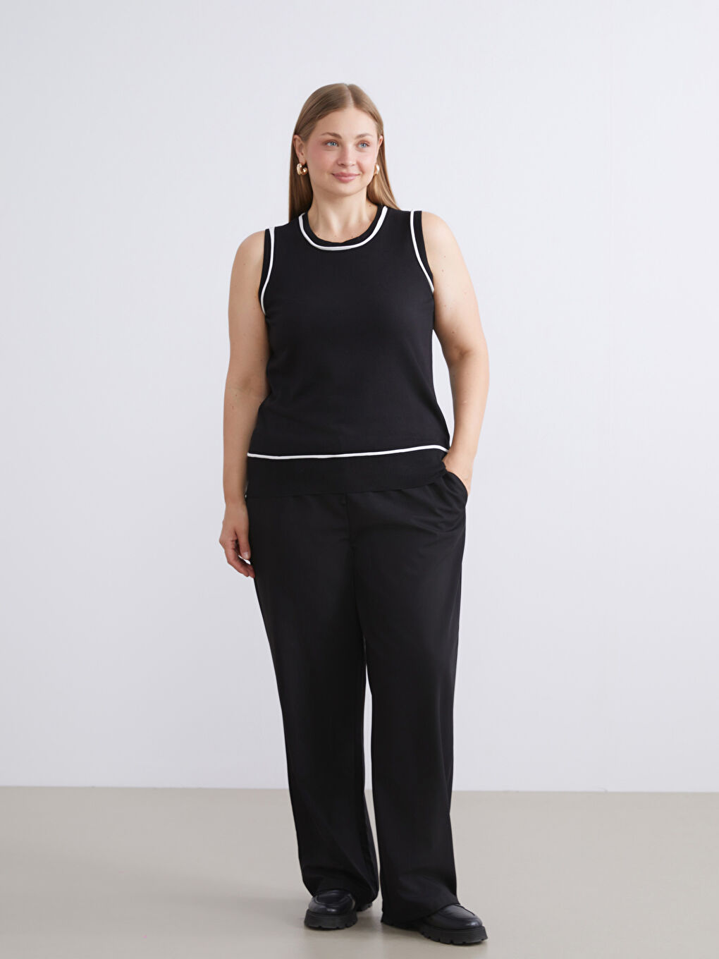 Siyah Bisiklet Yaka Kadın Triko Atlet-5