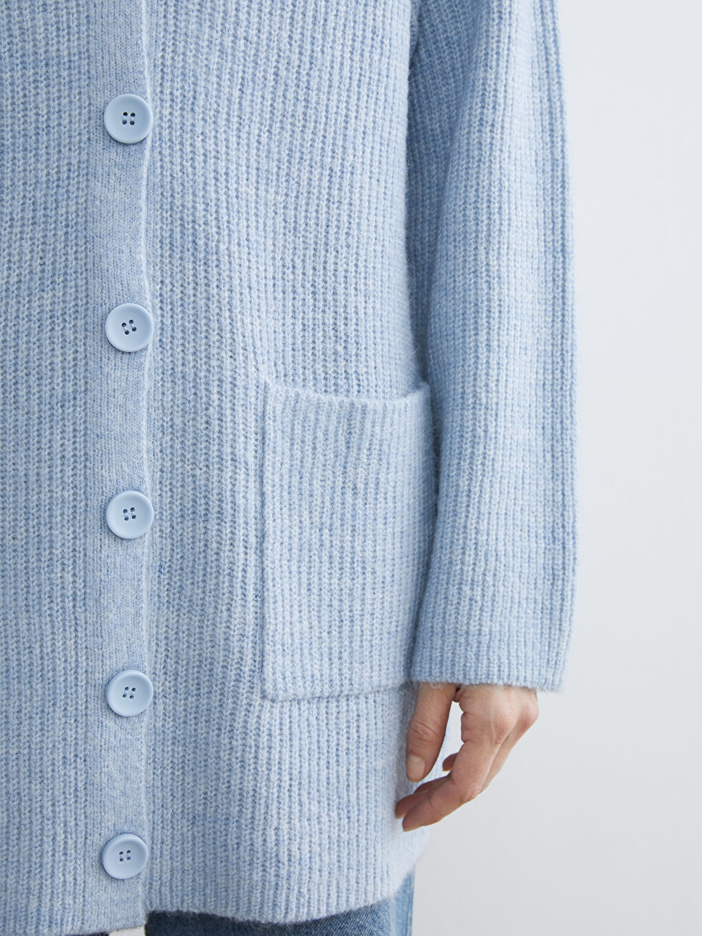 Женский трикотажный кардиган с v-образным вырезом-2