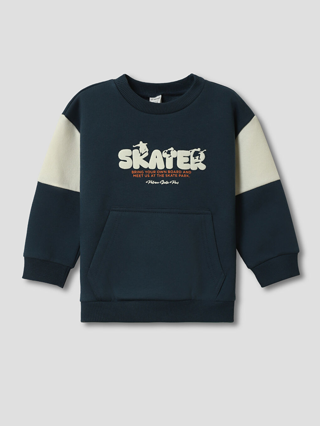 كنزة رياضية للأولاد بطبعة نصية