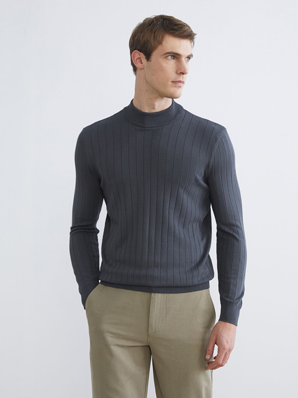 Ерлерге арналған жартылай биік жағалы трикотаж жемпір