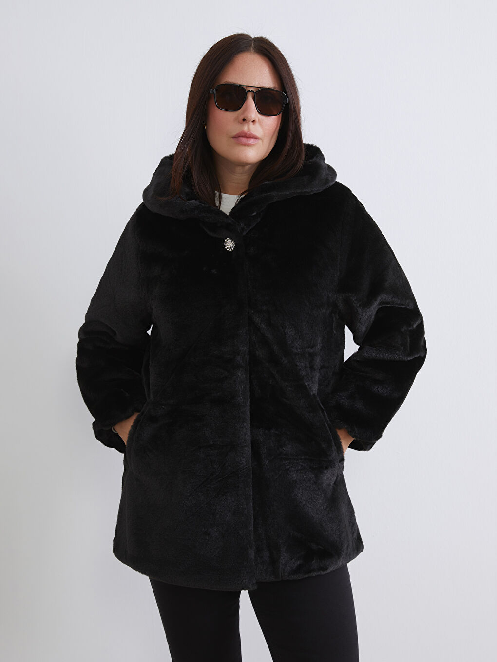 Жена Черно Палто-1