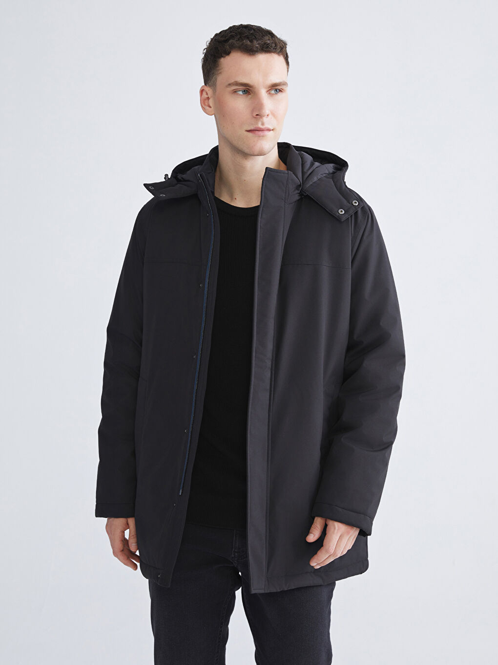 Siyah Standart Kalıp Kapüşonlu Erkek Mont