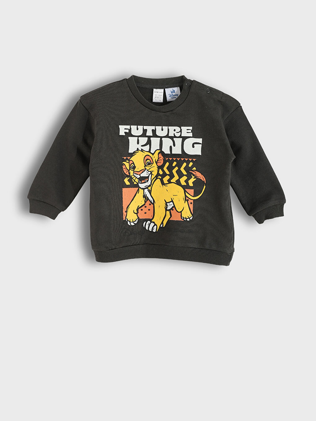 طقم كنزة برقبة دائرية مطبوعة بشخصية الأسد الملك وبنطال للأولاد الرضع - عبوة من قطعتين-1