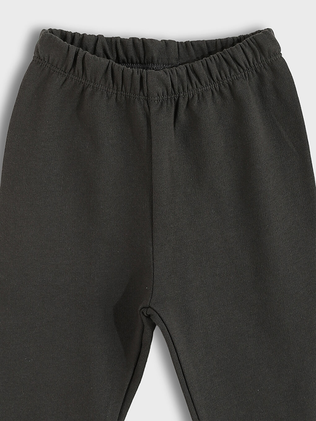 طقم كنزة برقبة دائرية مطبوعة بشخصية الأسد الملك وبنطال للأولاد الرضع - عبوة من قطعتين-5