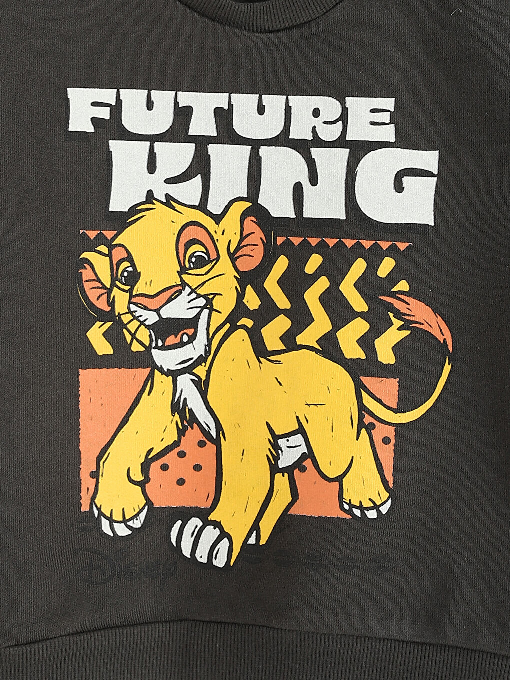 طقم كنزة برقبة دائرية مطبوعة بشخصية الأسد الملك وبنطال للأولاد الرضع - عبوة من قطعتين-6