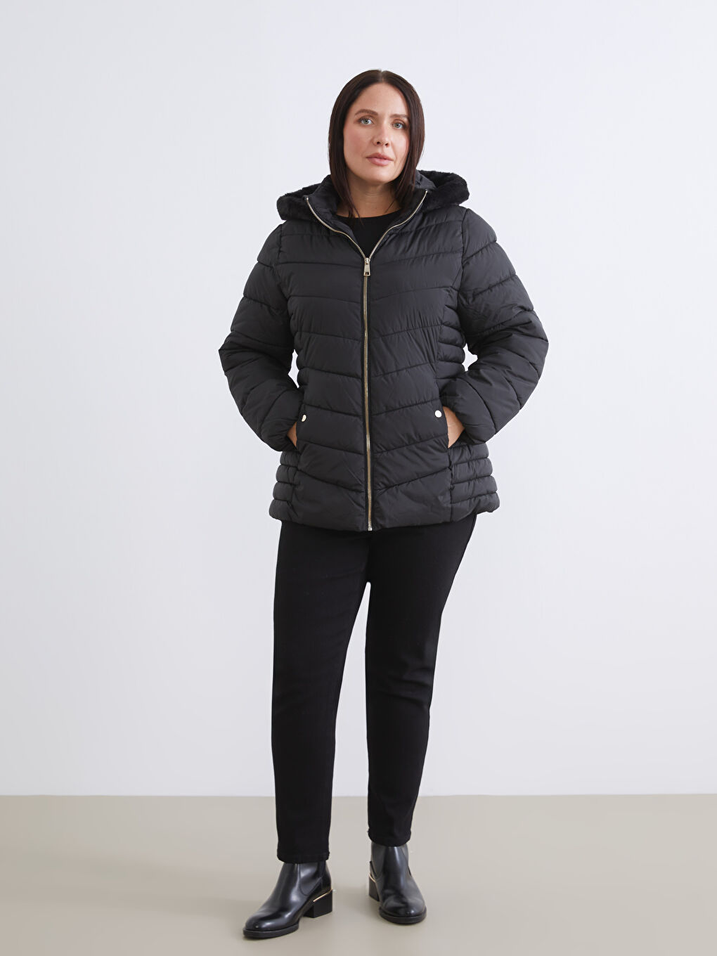 Siyah Kürklü Kapüşonlu Kadın Şişme Mont-6