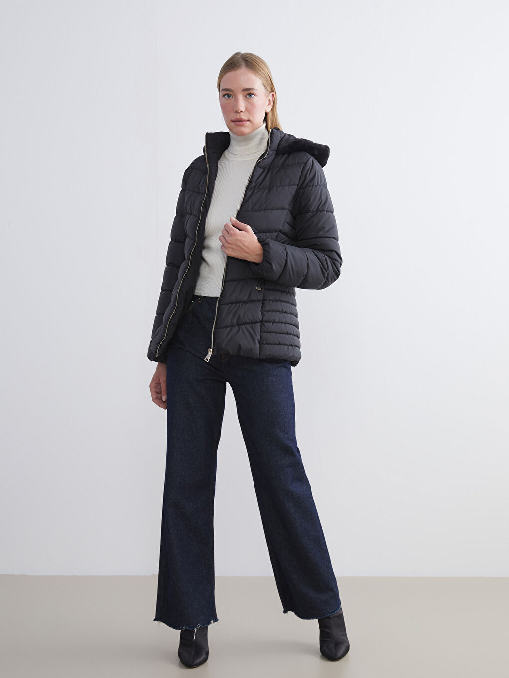 Siyah Kürklü Kapüşonlu Kadın Şişme Mont-2