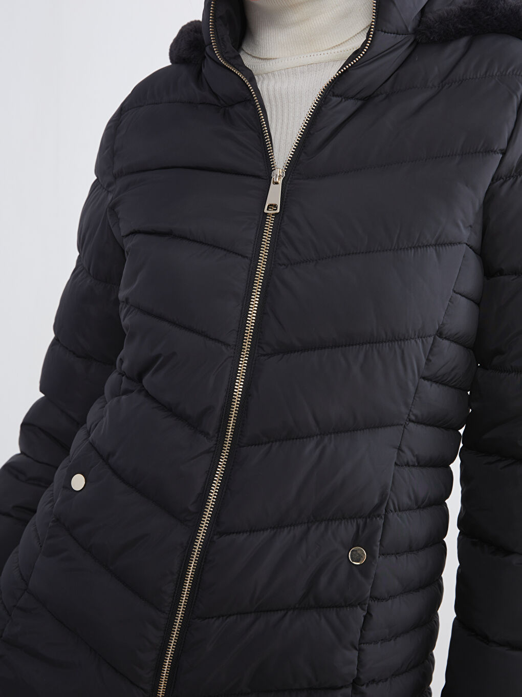 Siyah Kürklü Kapüşonlu Kadın Şişme Mont-4