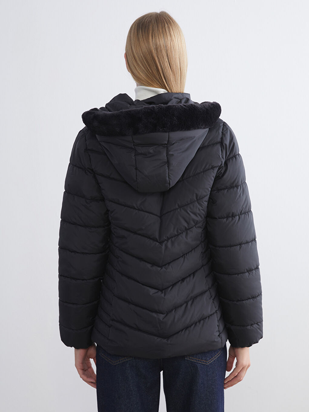 Siyah Kürklü Kapüşonlu Kadın Şişme Mont-5