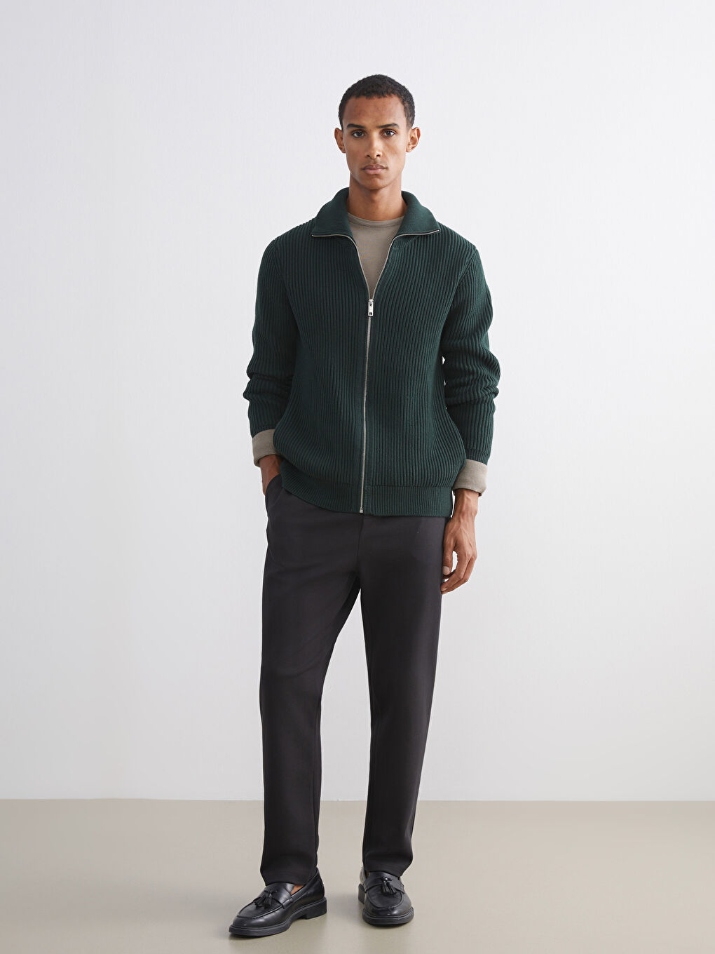 Кардиган из трикотажа с воротником-трубой стандартного кроя для мужчин-1