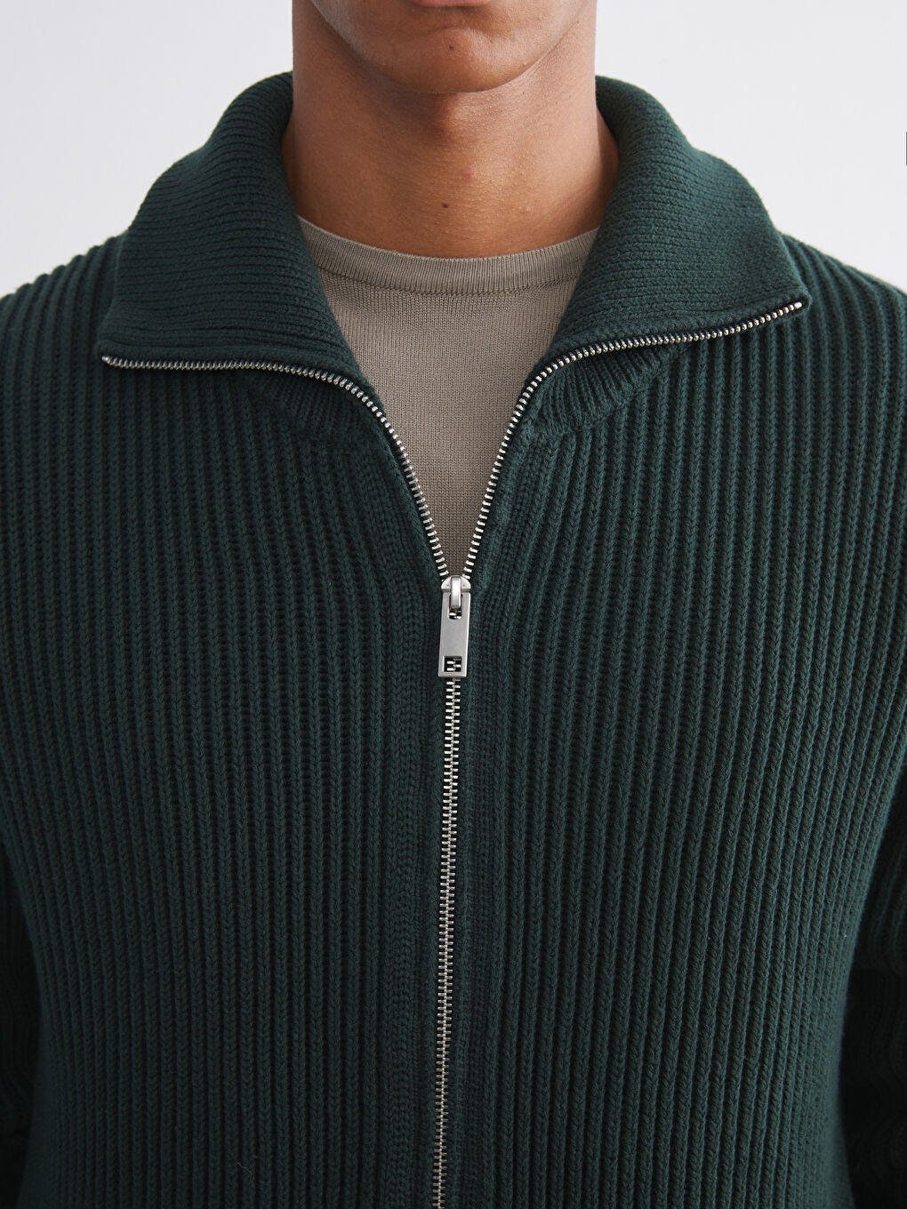Кардиган из трикотажа с воротником-трубой стандартного кроя для мужчин-2