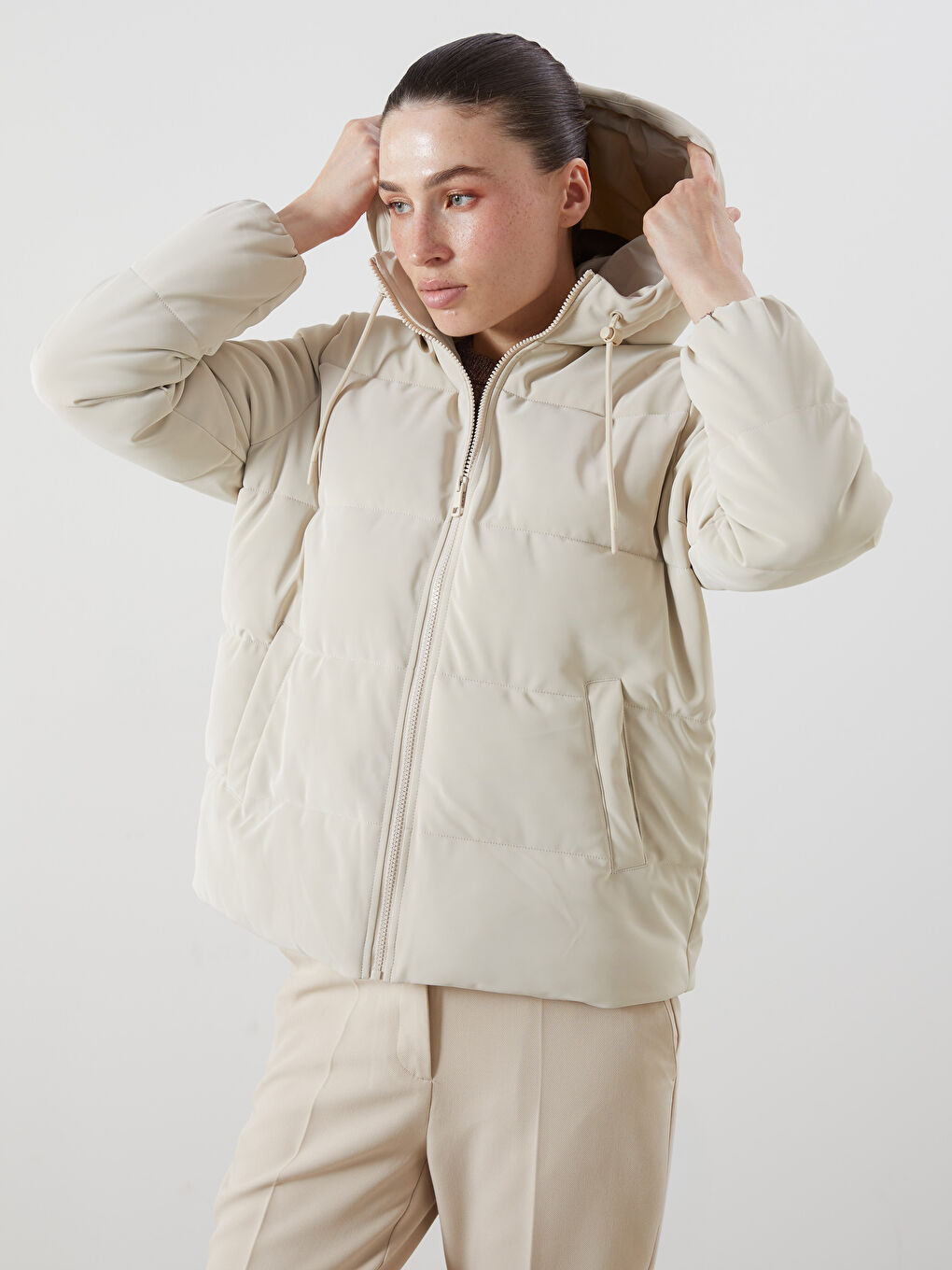 Ekru Kapüşonlu Kadın Deri Görünümlü Mont