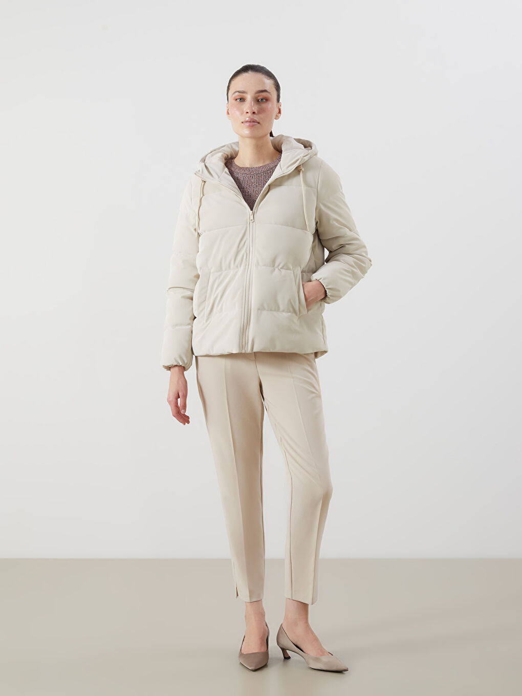 Ekru Kapüşonlu Kadın Deri Görünümlü Mont-1