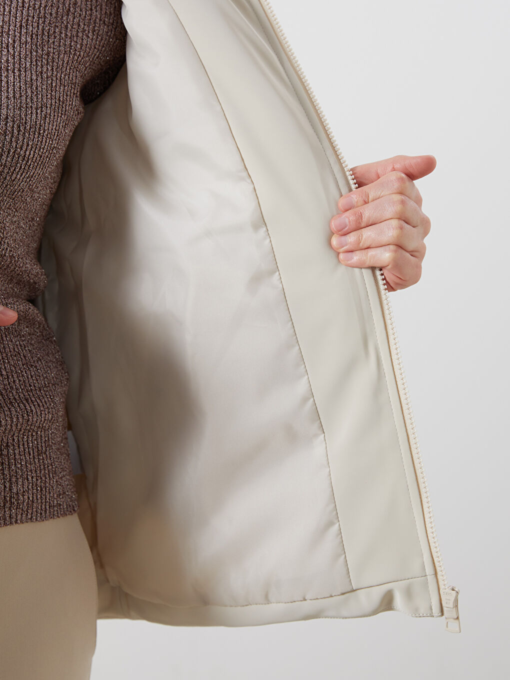 Ekru Kapüşonlu Kadın Deri Görünümlü Mont-3