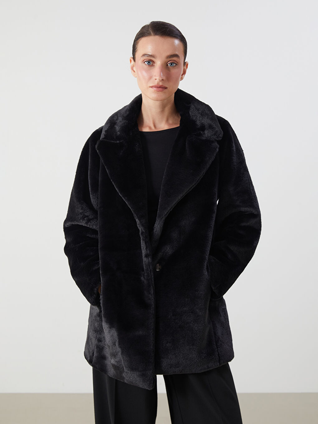 Siyah Ceket Yaka Kadın Kürk Kaban