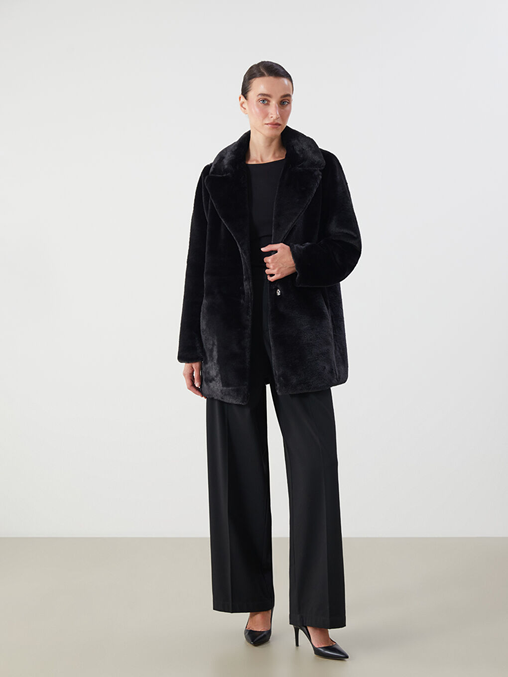 Siyah Ceket Yaka Kadın Kürk Kaban-1