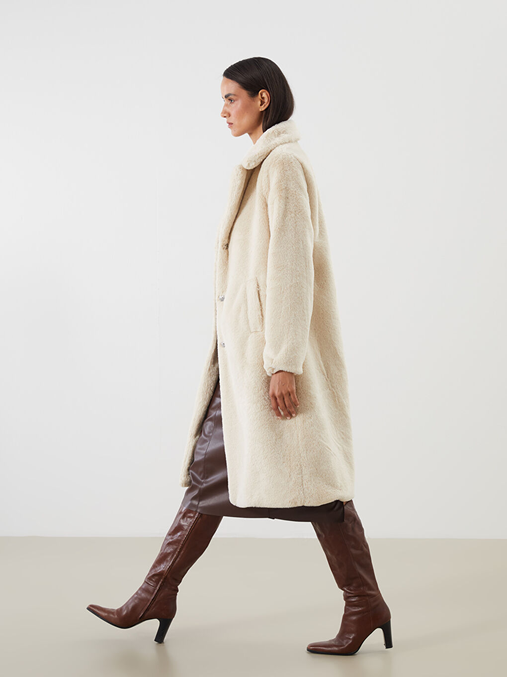 Bej Ceket Yaka Kadın Kürk Kaban-1