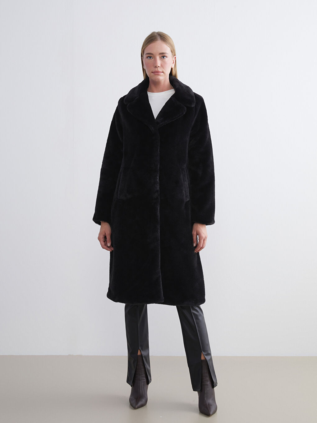 Siyah Ceket Yaka Kadın Kürk Kaban-1