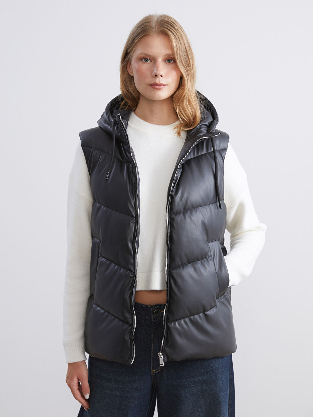 Siyah Kapüşonlu Kadın Şişme Yelek