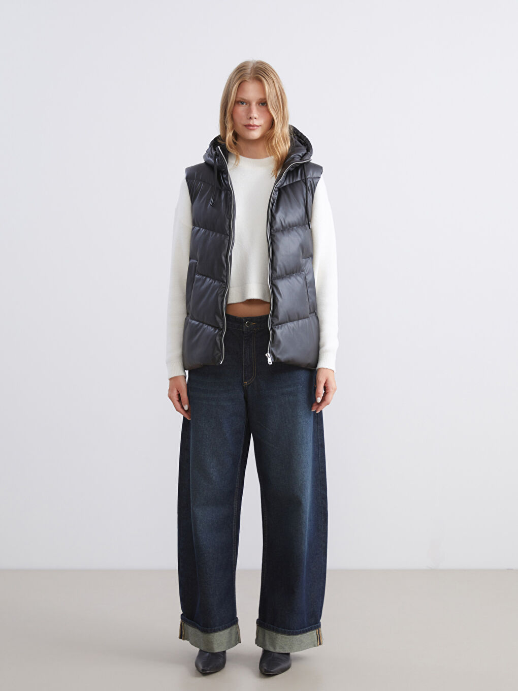 Siyah Kapüşonlu Kadın Şişme Yelek-1