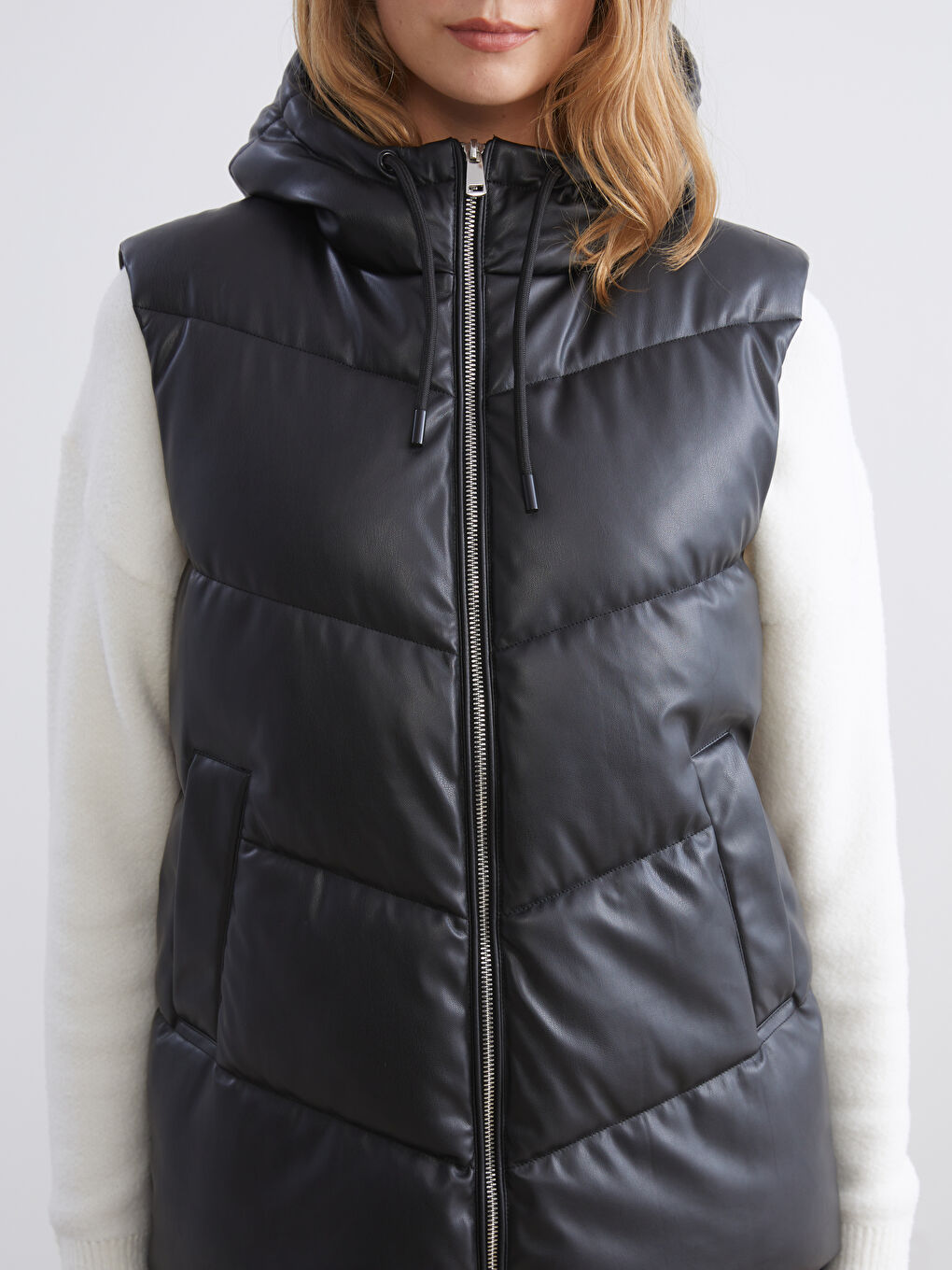 Siyah Kapüşonlu Kadın Şişme Yelek-2