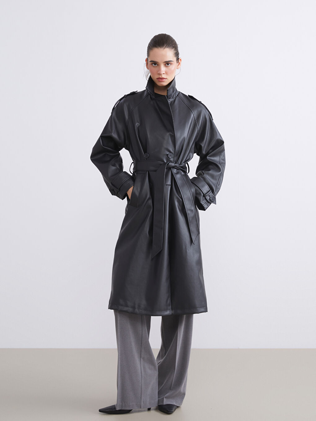 Siyah Kruvaze Yaka Deri Görünümlü Kadın Trençkot