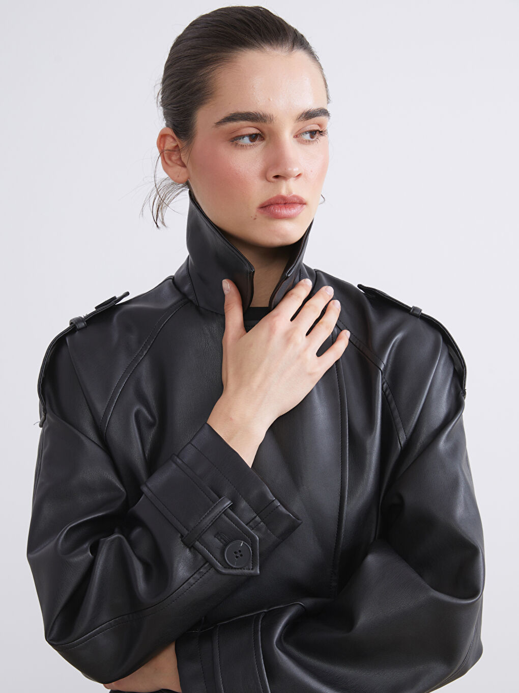 Siyah Kruvaze Yaka Deri Görünümlü Kadın Trençkot-1