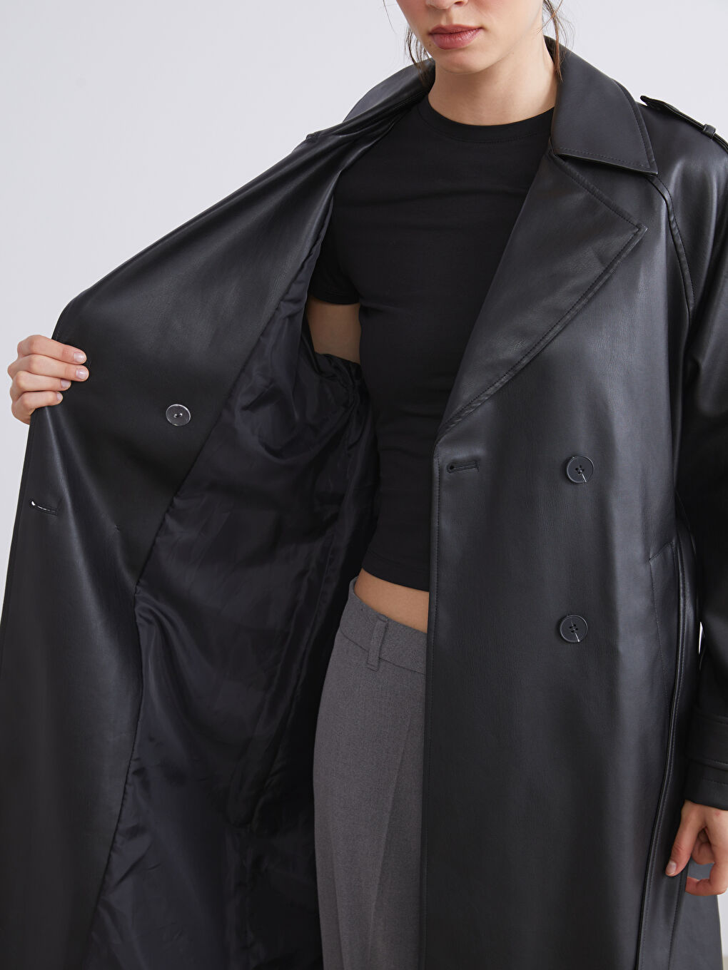 Siyah Kruvaze Yaka Deri Görünümlü Kadın Trençkot-2