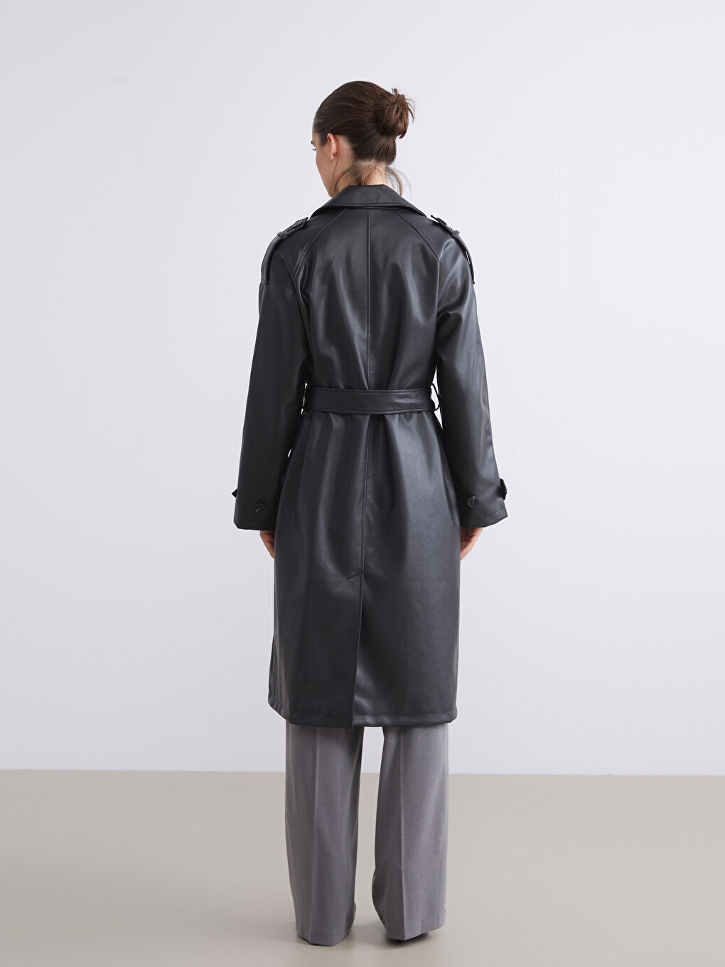 Siyah Kruvaze Yaka Deri Görünümlü Kadın Trençkot-3