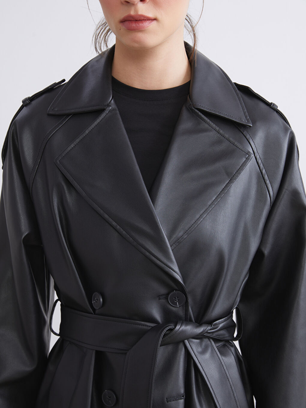 Siyah Kruvaze Yaka Deri Görünümlü Kadın Trençkot-4