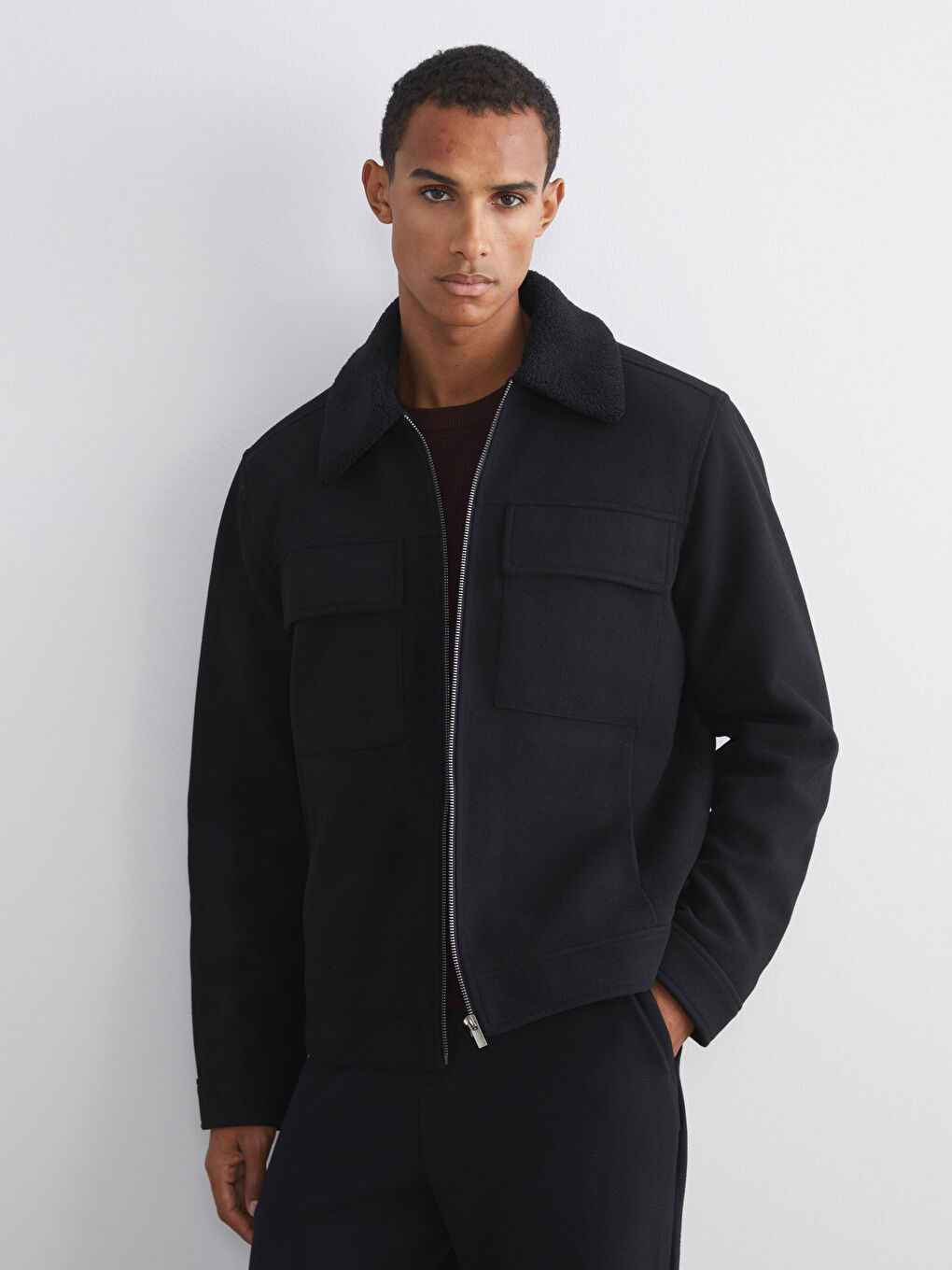 Siyah Standart Kalıp Kürk Yaka Erkek Kaşe Mont