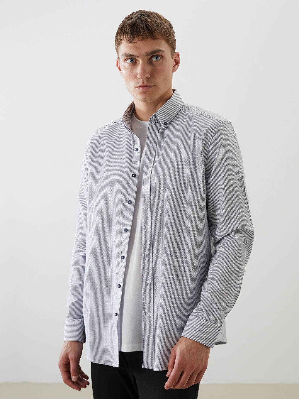 قميص رجالي مُخَطَّط بأكمام طويلة بقصة عادية