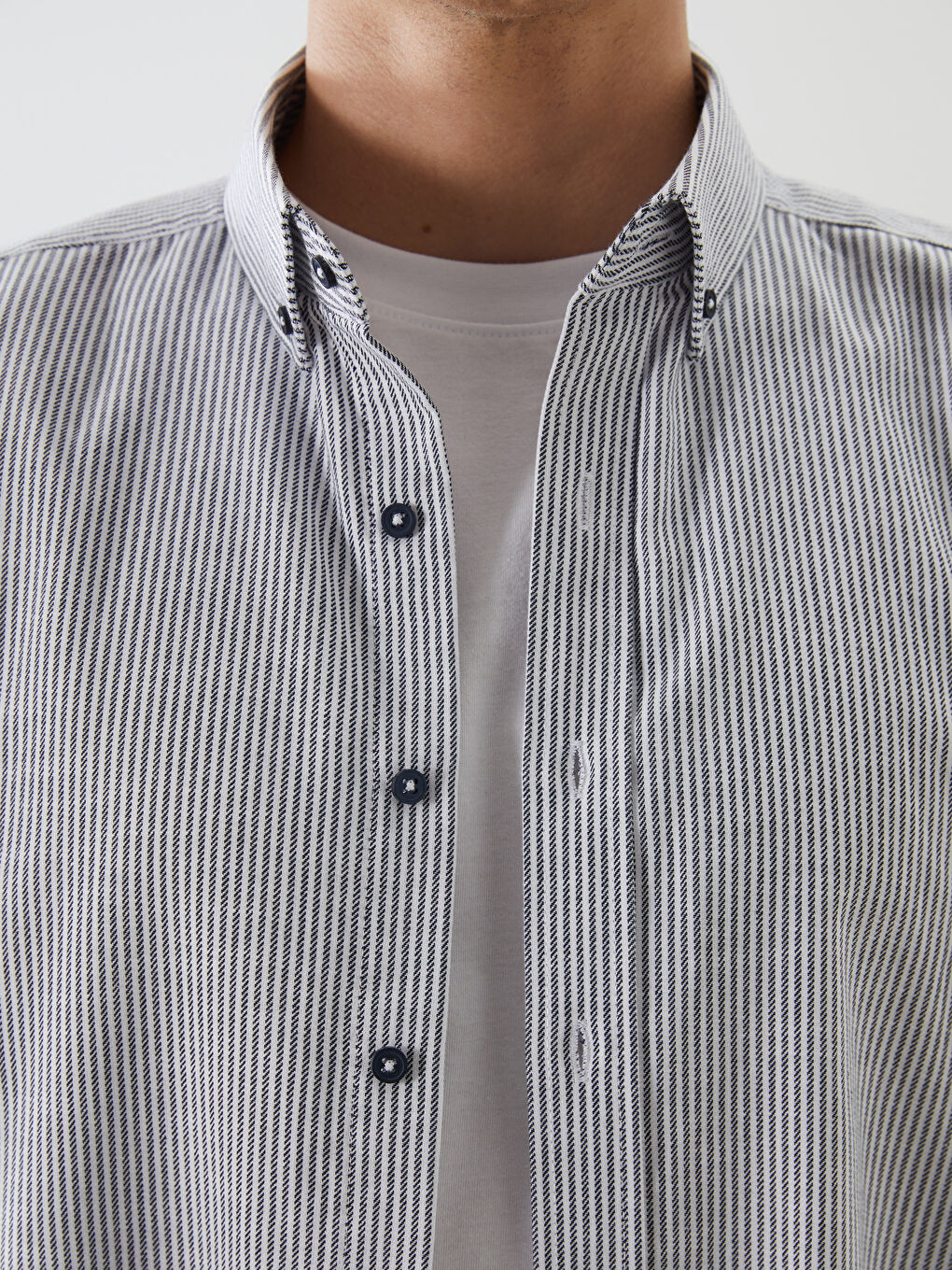 قميص رجالي مُخَطَّط بأكمام طويلة بقصة عادية-2