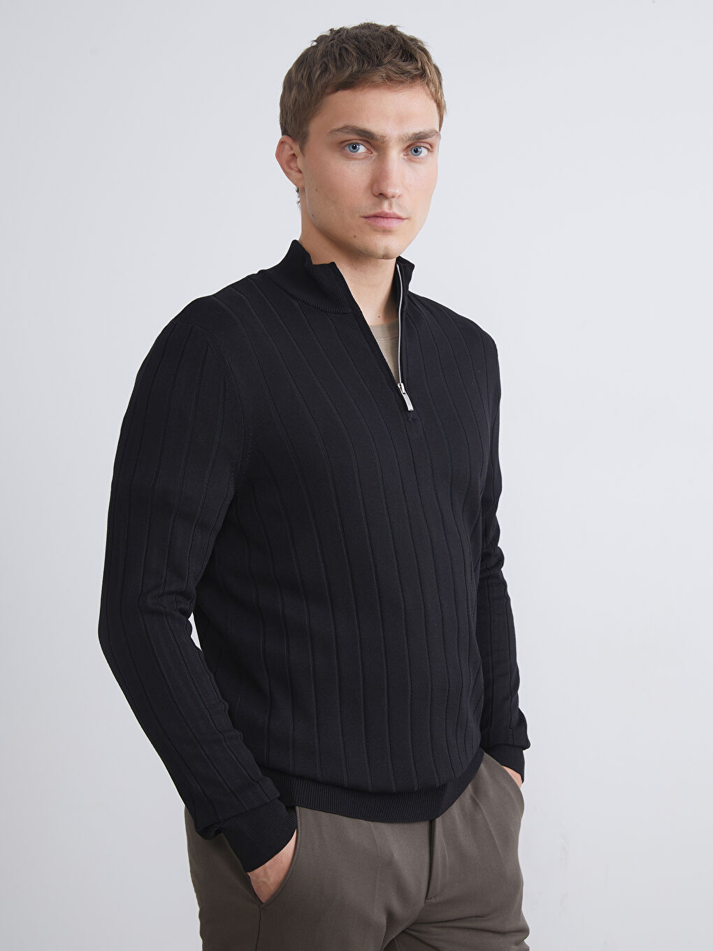 Siyah Fermuarlı Dik Yaka Erkek Triko Kazak