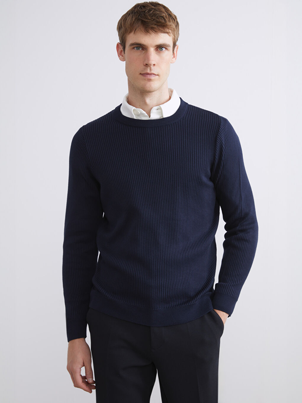 Мужской трикотажный свитер с круглым вырезом и длинными рукавами