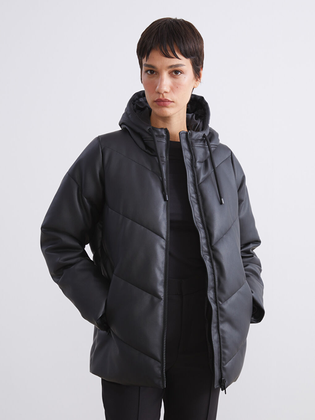 Siyah Kapüşonlu Kadın Deri Görünümlü Mont