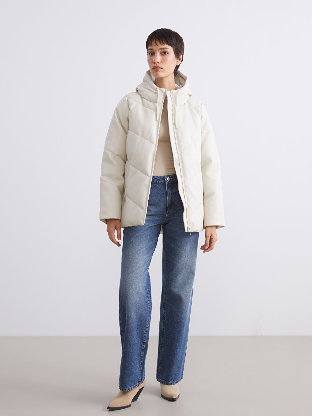 Ekru Kapüşonlu Kadın Deri Görünümlü Mont-1