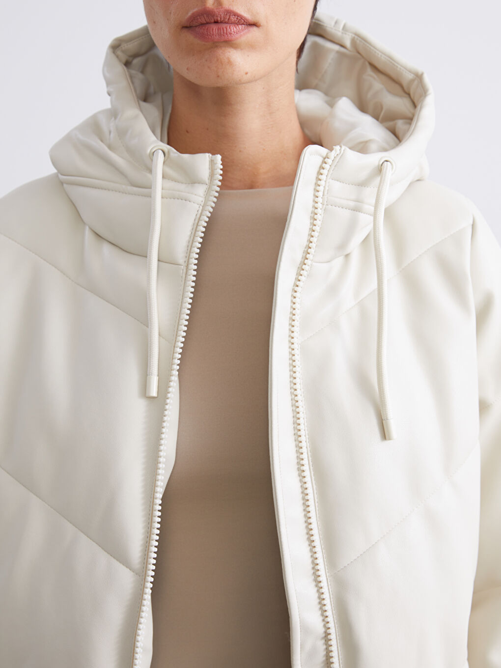 Ekru Kapüşonlu Kadın Deri Görünümlü Mont-2